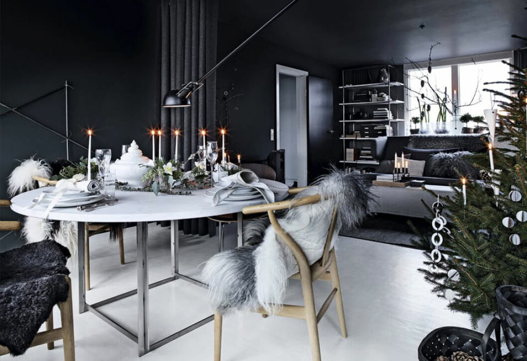 Foto: Kristian Septimius Krogh via <a href="http://bobedre.dk/juleboliger/graa-er-ikke-lig-med-kedelig-jul?utm_content=bufferb8a56&utm_medium=social&utm_source=pinterest.com&utm_campaign=buffer" target="_blank" rel="noopener">Bo bedre</a> Minimalistiska och stilrena juldekorationer i hemmet