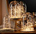 Glaskupor i olika storlekar med ljusslingor inuti