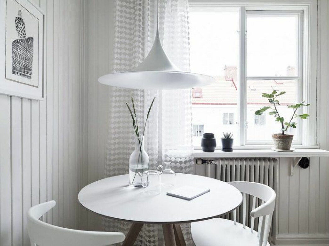 Foto: Krister Engström Styling: Joanna Bagge och Elin Odnegård för <a href="http://www.kvarteretmakleri.se/" target="_blank" rel="noopener">Kvarteret Mäkleri</a> Helvit matplats.