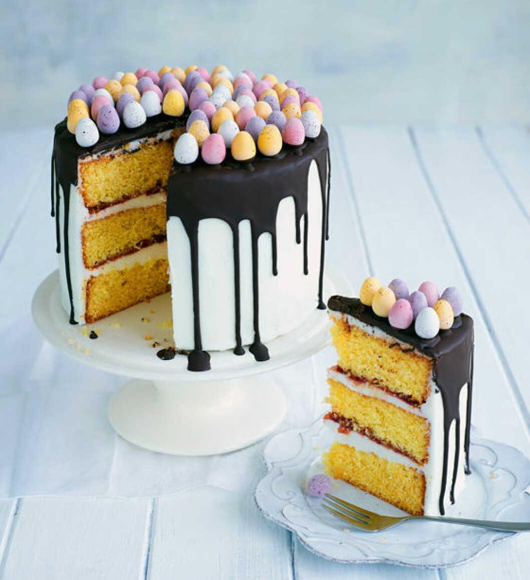 Chokladglasyr håller godiset på plats. Foto: <a href="https://www.sainsburysmagazine.co.uk/recipes/baking/special-occasion-cakes/item/mini-egg-cake" target="_blank" rel="noopener">Sainsbury magazine</a> Chokladglasyr håller godiset på plats.