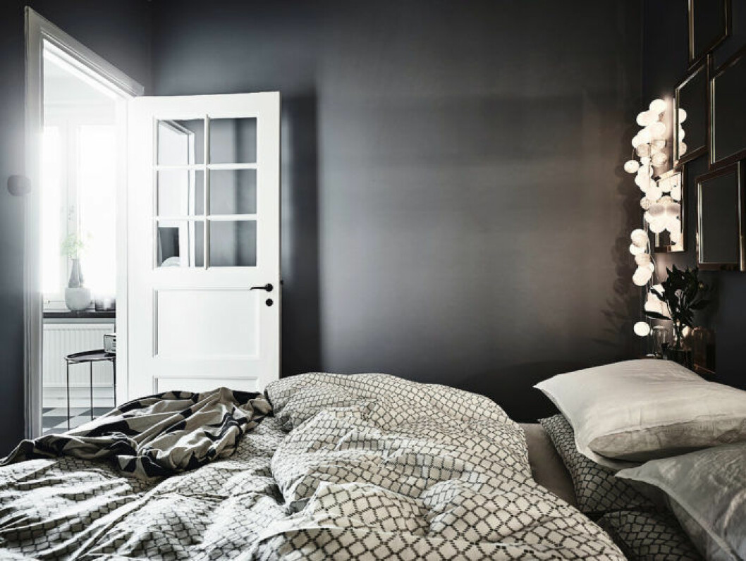 Foto: Anders Bergstedt Styling: Anna Furbacken för <a href="http://entrancemakleri.se/" target="_blank" rel="noopener">Entrance</a> Sovrum med vacker ljusslinga som beslyning