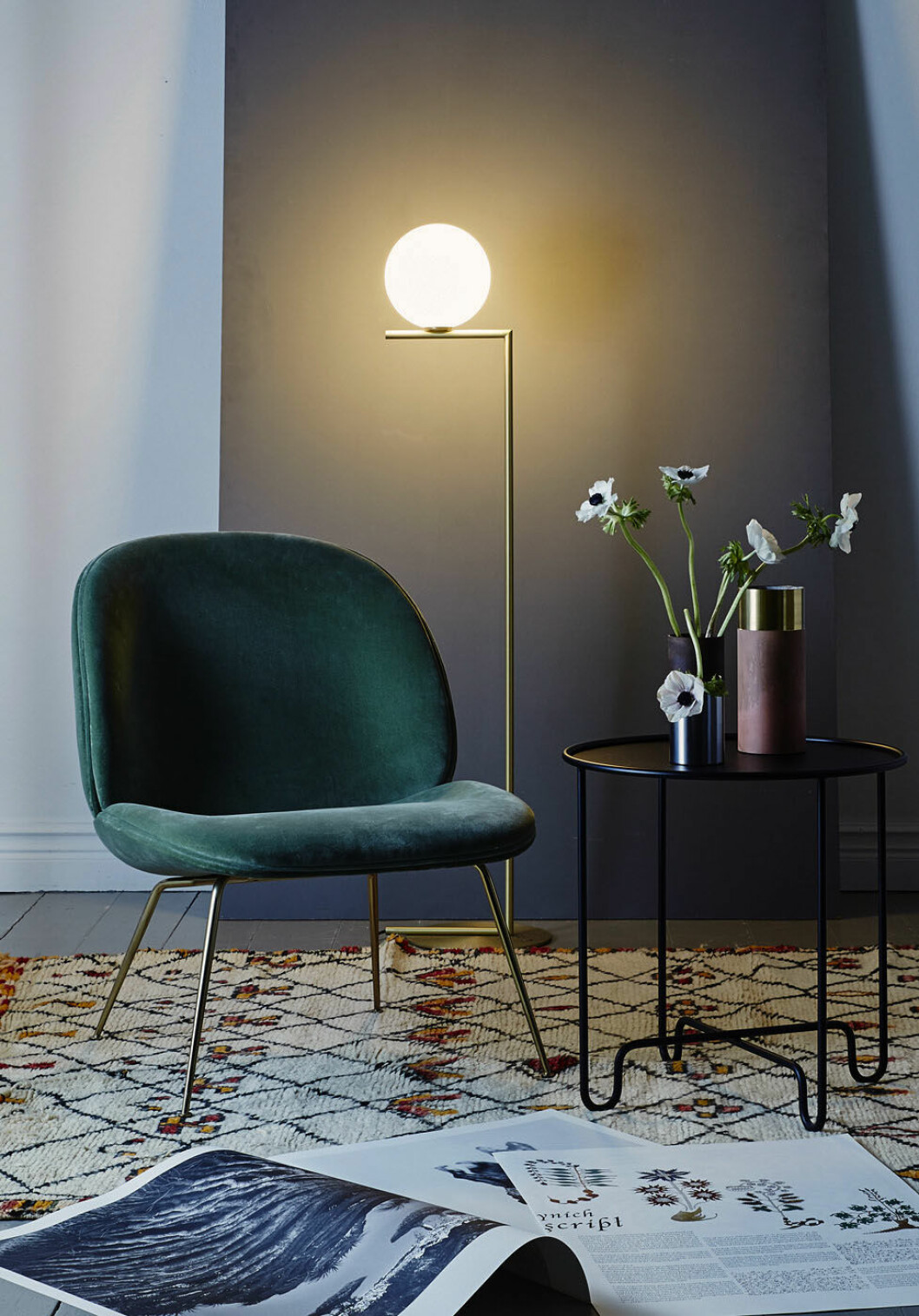 Foto: <a href="http://artilleriet.tumblr.com/post/137623688986/artilleriet-instagram-20160119-chair-gubi-beetle" target="_blank" rel="noopener">Artilleriet</a> Mörkgrön sammetsstol