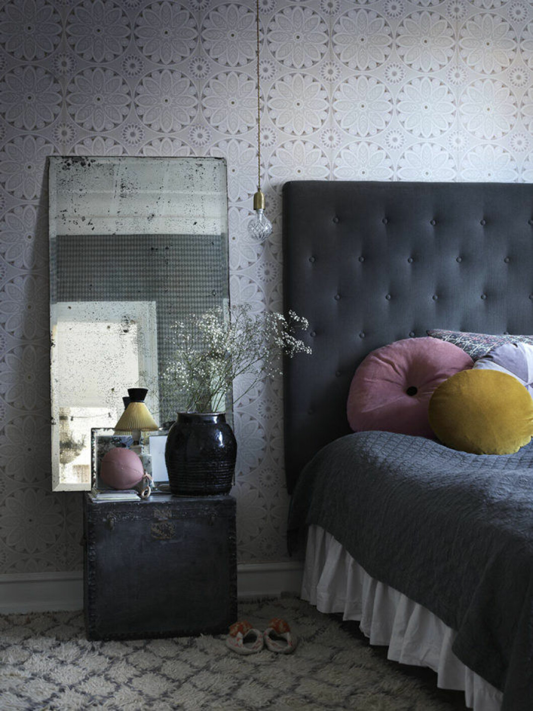 Foto: <a href="https://www.instagram.com/marcuslawett/" target="_blank" rel="noopener">Marcus Lawett</a> Styling: Karolina Vertus Syns i: ”<a href="https://www.elle.se/decoration/drommig-inredningsmagi-i-kopenhamnsvaningen/" target="_blank" rel="noopener">Drömmig inredning i magiska Köpenhamnsvåningen</a>” Klassiskt stoppad sänggavel i mörkgrått
