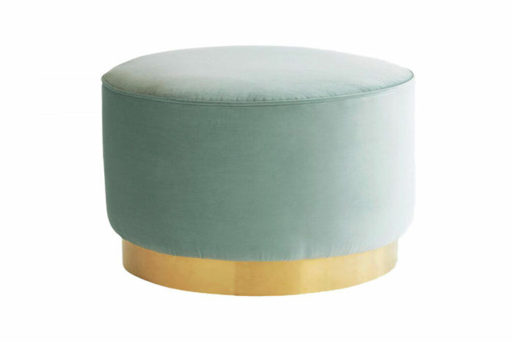 Ljusgrön sittpuff i sammet med fot av mässing