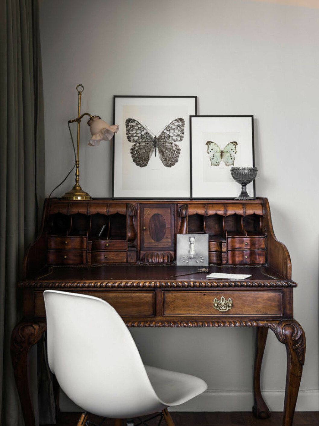 Foto: Johan Spinnell Styling: Lindholm för <a href="https://www.instagram.com/historiskahem/" target="_blank" rel="noopener">Historiska hem</a>/mäklare: Katarina Ljung Tavlor placerade på skrivbordet