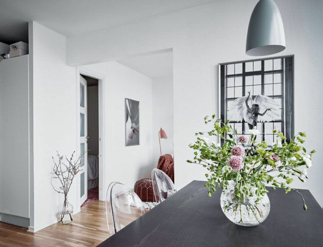 Foto: <a href="https://www.instagram.com/fotografanders/" target="_blank" rel="noopener">Anders Bergstedt</a> Styling: <a href="https://www.instagram.com/annafurbacken/" target="_blank" rel="noopener">Anna Furbacken</a> för <a href="https://www.instagram.com/entrancemakleri/" target="_blank" rel="noopener">Entrance mäkleri</a>/mäklare: Jessica Fridstedt Ljus lägenhet med blombukett.