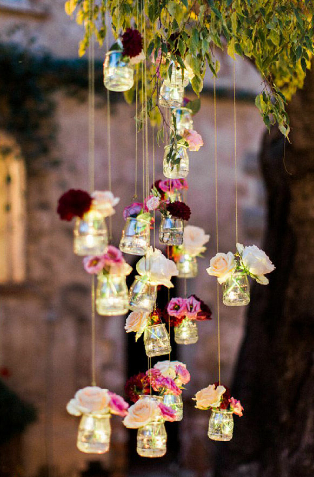 Foto via: <a href="http://www.frenchweddingstyle.com/wedding-chateau-de-robernier-provence/" target="_blank" rel="noopener">French wedding style</a> Glasburkar upphängda i träd, med blommor. Trädgårdsbröllop.