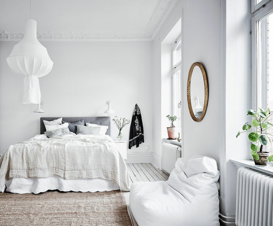 Foto: Anders Bergstedt Styling: Anna Furbacken för <a href="https://www.instagram.com/entrancemakleri/" target="_blank" rel="noopener">Entrance mäkleri</a>/mäklare: Erika Bergholm Förstora rummet med en spegel.