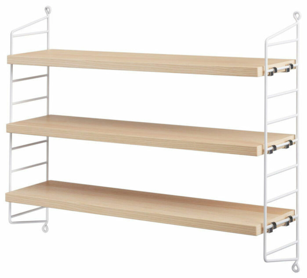 Foto: <a href="https://string.se/sv/" target="_blank" rel="noopener">String</a> Stringhyllan i ljus trä