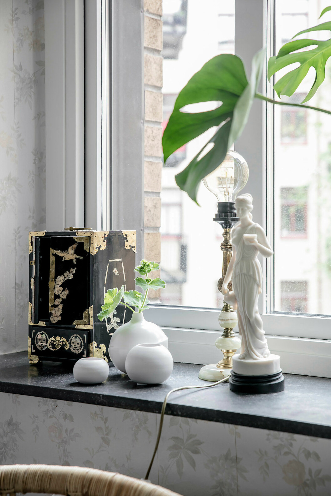 Foto: Anders Bergstedt Styling: Stil & Rum för <a href="https://www.instagram.com/alvhem/" target="_blank" rel="noopener">Alvhem</a>/mäklare: Sara Wibréus Fönsterbräda där personliga detaljer står bredvid en lampa och en växt