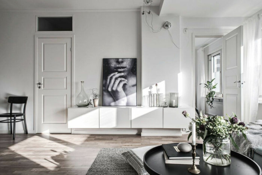 Foto: <a href="http://www.bjurfors.se/" target="_blank" rel="noopener">Bjurfors</a> Styling: ByBon Mäklare: Johanna Eliasson styla-vardagsrum-snittblommor