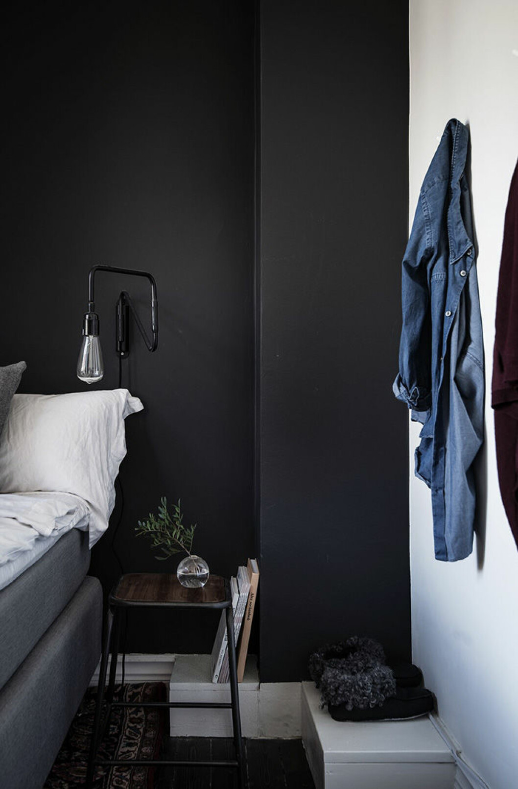 Foto: <a href="http://www.alencordic.se/" target="_blank" rel="noopener">Alen Cordic</a> Styling: <a href="http://emmahos.se/" target="_blank" rel="noopener">Emma Fischer</a> för <a href="http://www.bjurfors.se/" target="_blank" rel="noopener">Bjurfors</a>/mäklare: Charlotta Lenhammar Svartmålade väggar i sovrummet