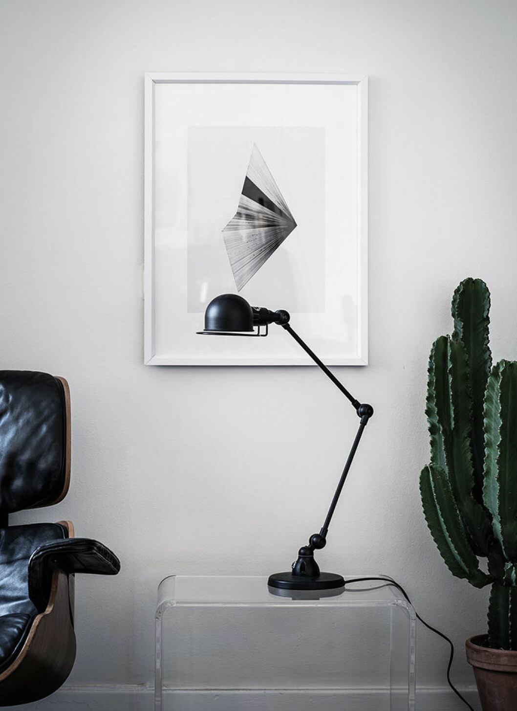 Foto: <a href="http://www.alencordic.se/" target="_blank" rel="noopener">Alen Cordic</a> Styling: <a href="http://emmahos.se/" target="_blank" rel="noopener">Emma Fischer</a> för <a href="http://www.bjurfors.se/" target="_blank" rel="noopener">Bjurfors</a>/mäklare: Charlotta Lenhammar Svarta inredningsdetaljer i form av fåtölj och lampa