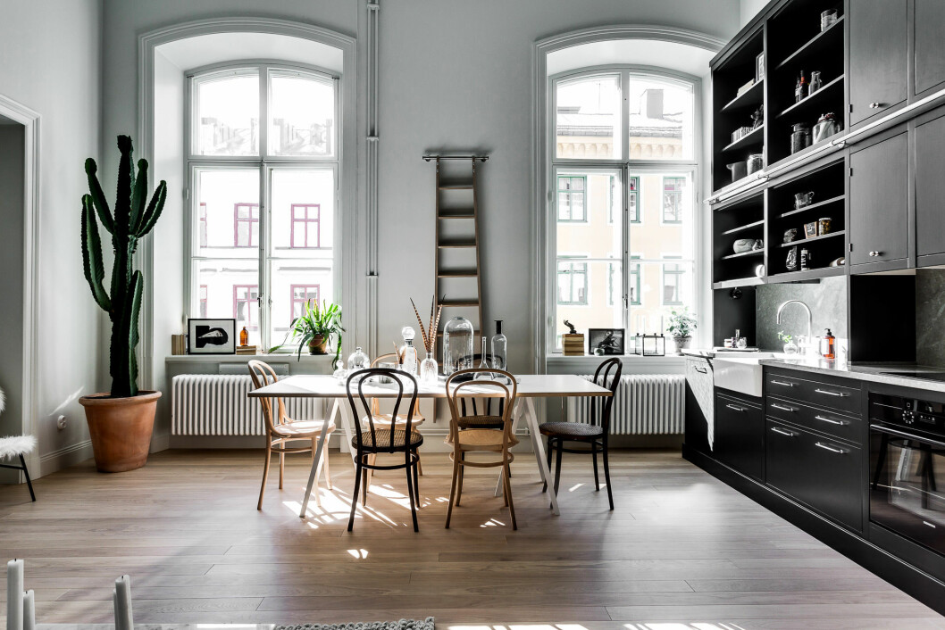 Foto: <a href="http://henriknero.daportfolio.com/" target="_blank" rel="noopener">Henrik Nero</a> Styling: <a href="http://www.scandinavian-homes.se/" target="_blank" rel="noopener">Scandinavian Homes</a> för <a href="http://alexanderwhite.se/" target="_blank" rel="noopener">Alexander White</a>/mäklare Joe Hed Satsa på växter med höjd om du har högt i tak i ditt hem