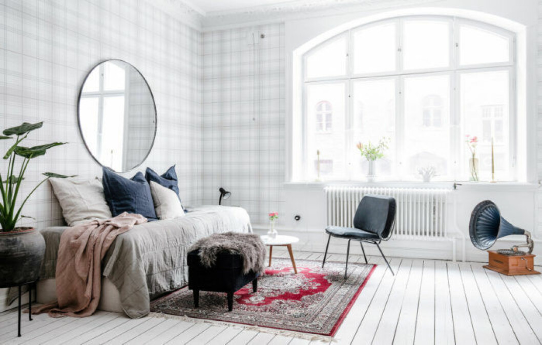 Foto: Anders Bergstedt Styling: House of Beatniks för<a href="https://www.instagram.com/alvhem/" target="_blank" rel="noopener"> Alvhem</a>/mäklare: Sandra Guerrero Rund spegel bakom soffan i vardagsrummet.