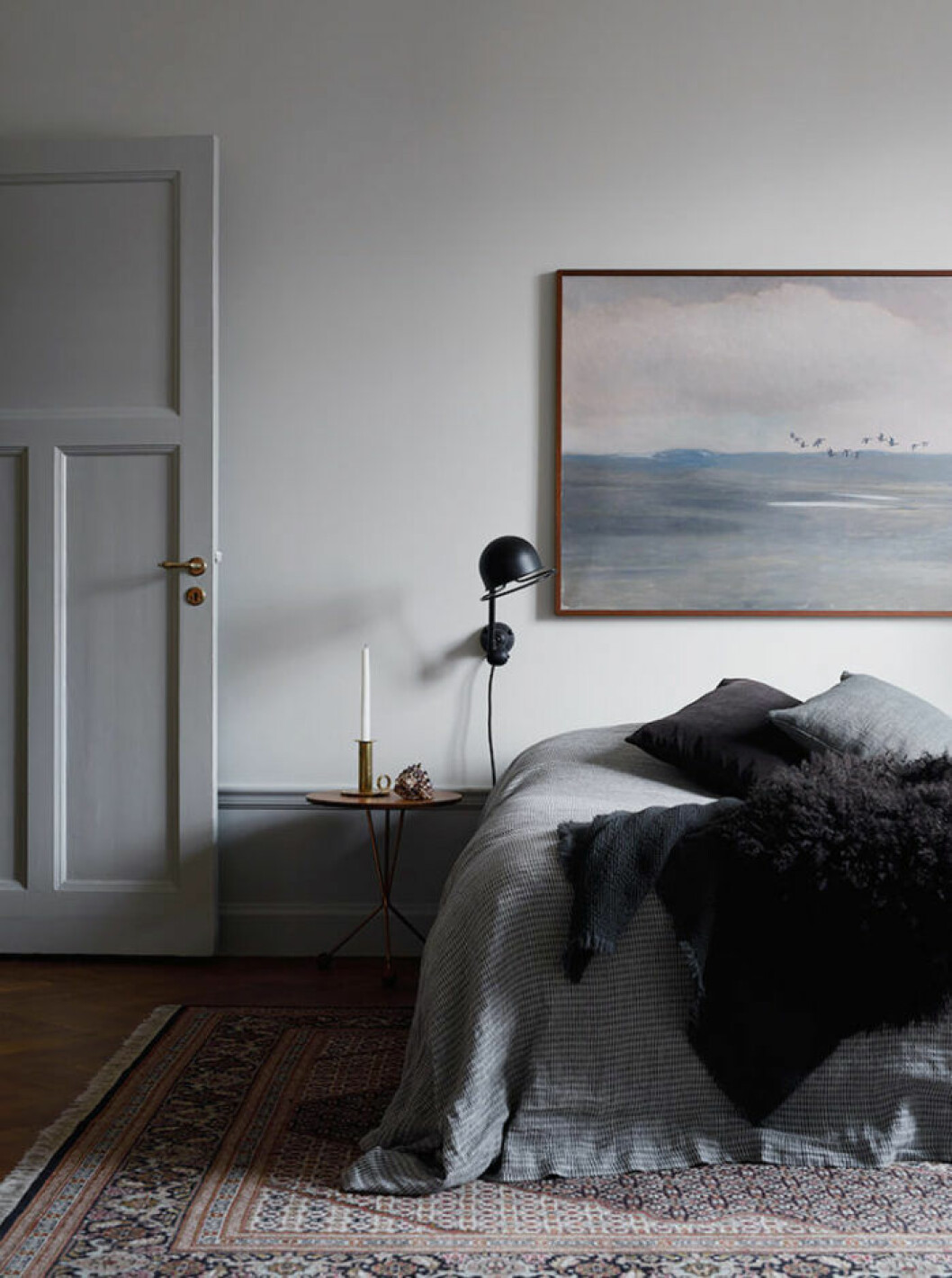 Foto: <a href="https://www.instagram.com/kristofer_johnsson/" target="_blank" rel="noopener">Kristofer Johnsson</a> Styling: <a href="https://www.instagram.com/joannalaven/" target="_blank" rel="noopener">Joanna Lavén</a> för The Kinfolk home Sovrum med tavla föreställande öppet hav med fåglar