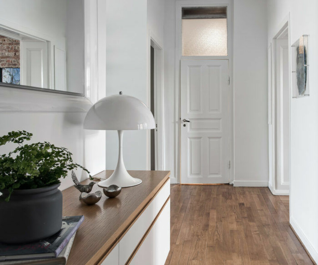 Foto: Fredrik J Karlsson Styling: Östling & Schedin för <a href="https://www.instagram.com/alvhem/" target="_blank" rel="noopener">Alvhem</a>/mäklare: Sandra Guerrero En enkel och elegant lampa.