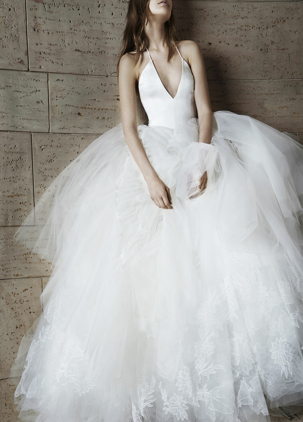 Foto: <a href="http://www.verawang.com/EN/wedding/bridal-collection/iconic/3012-odette-69" target="_blank" rel="noopener">Vera Wang</a> Brudklänning med smala axelband och v-ringning