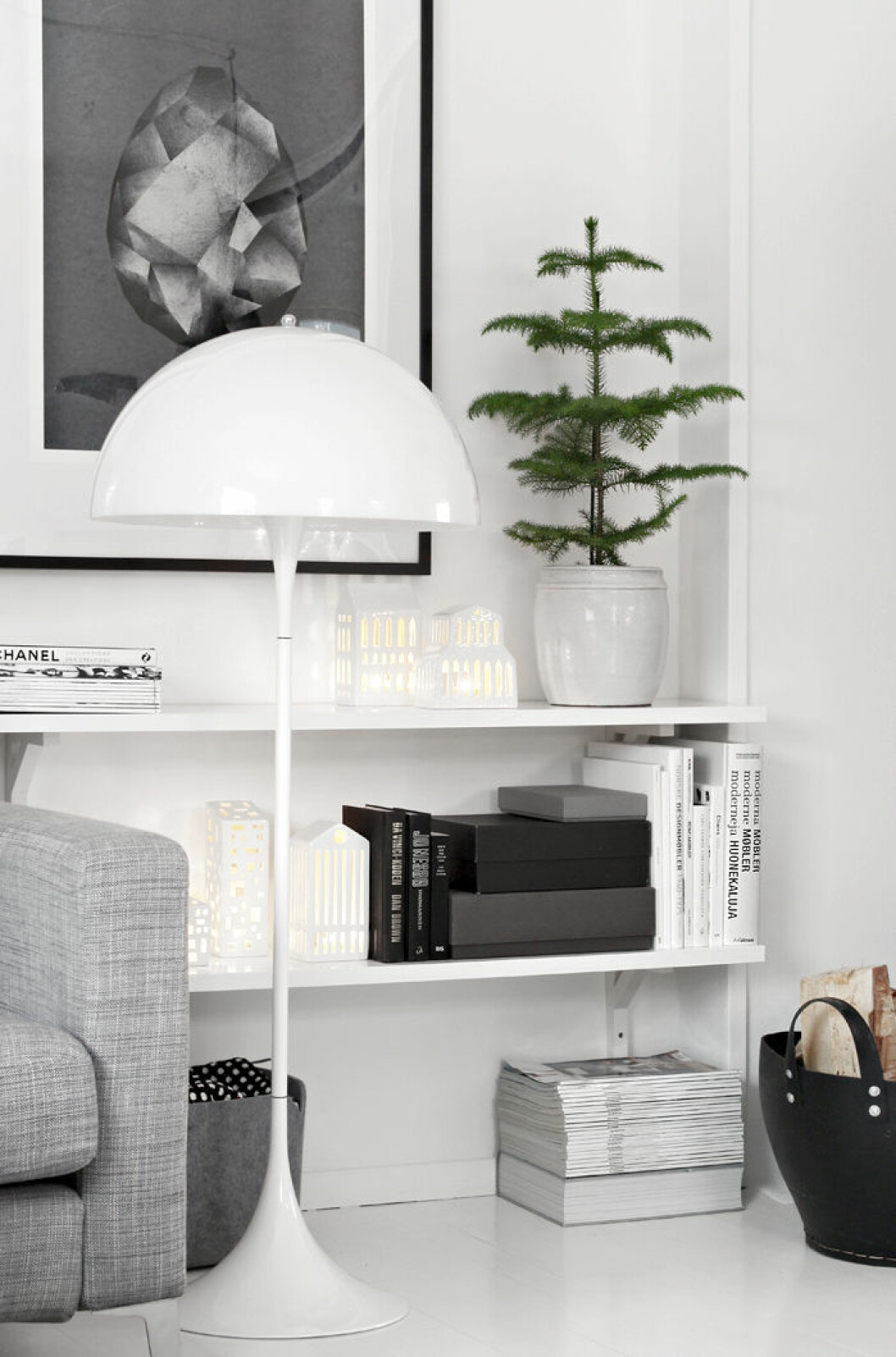 Foto och styling: Nina Holst/<a href="https://stylizimoblog.com/2015/12/08/10-christmas-ideas-on-a-budget/" target="_blank" rel="noopener">Stylizimo</a> Platsbyggd hylla i vardagsrum med liten rumsgran i en kruka på