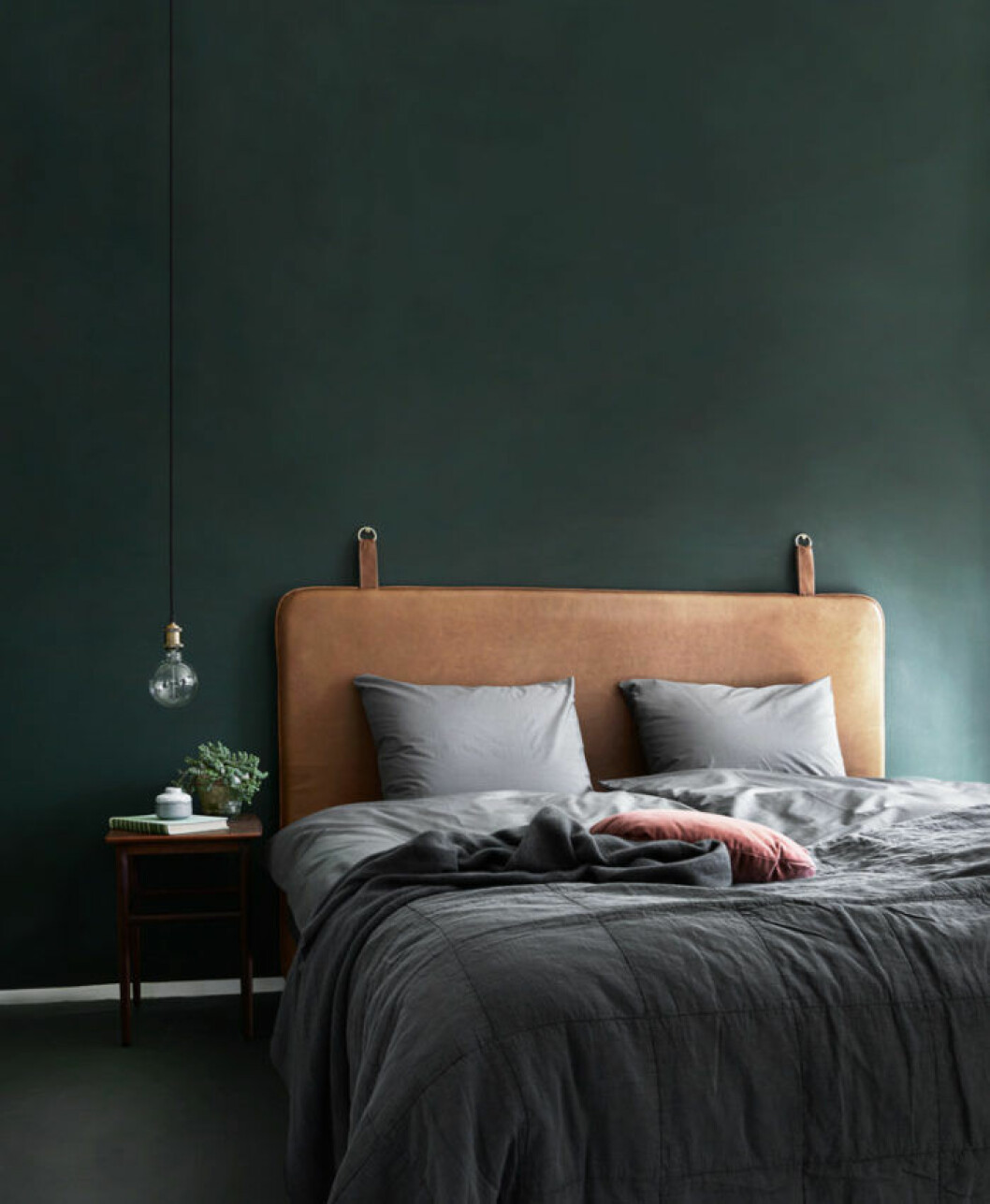 Foto: <a href="http://bythornam.com/product/the-m-headboard-version/" target="_blank" rel="noopener">By Thornam</a> Mossgrön kalklitir