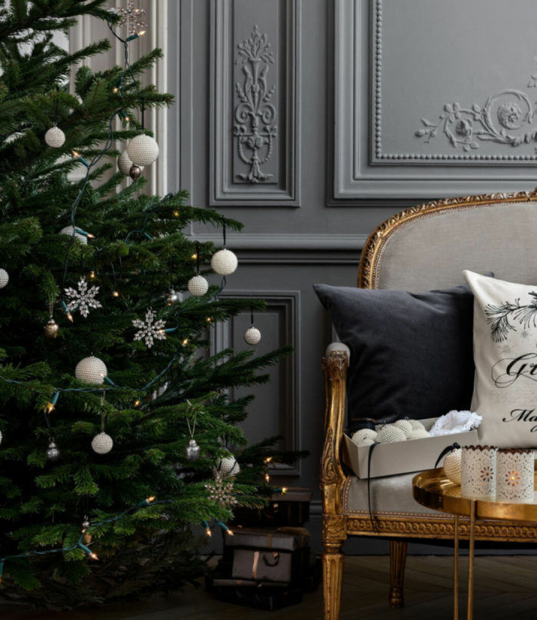 Foto: <a href="http://www.hm.com/se/department/HOME" target="_blank" rel="noopener">H&M Home</a> Minimalistiskt klädd julgran med vita julkulor.