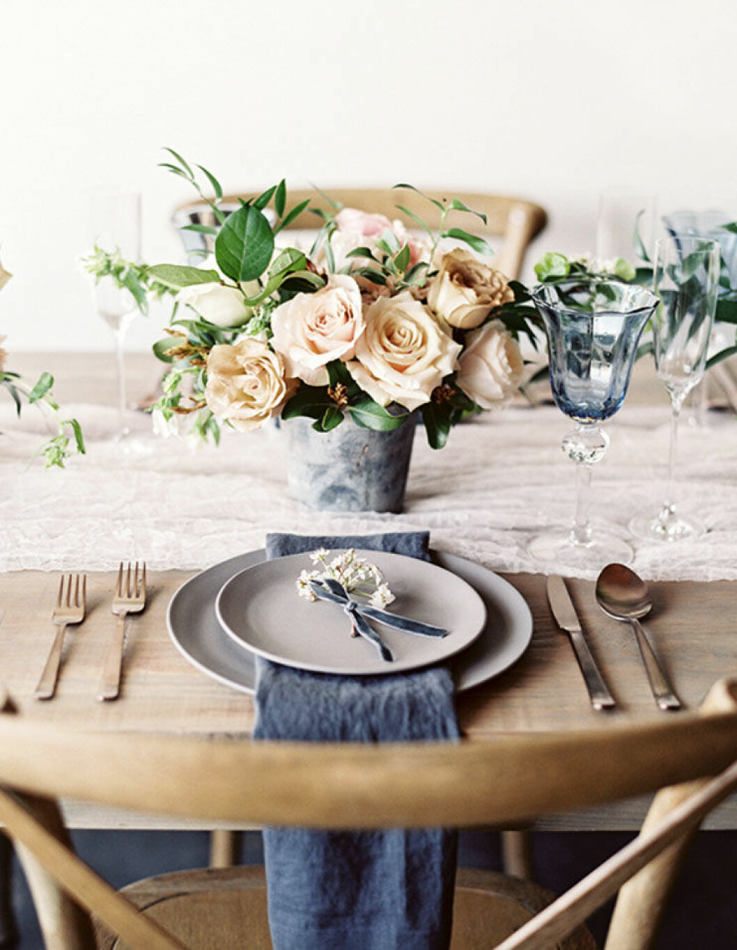 Foto via: <a href="http://www.magnoliarouge.com/inspiration/blush-peach-blue-spring-wedding-ideas/" target="_blank" rel="noopener">Magnolian rouge</a> Aprikosfärgade rosor