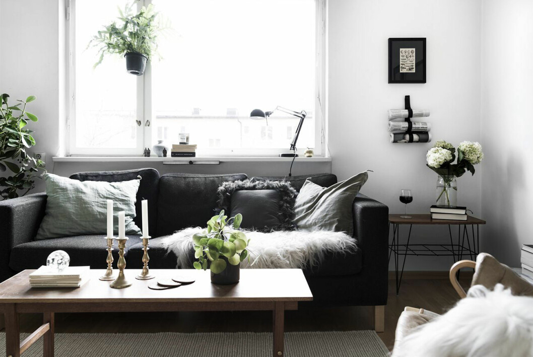 Foto: Johan Spinnell Styling: Jennie Edvinsson för <a href="https://www.instagram.com/historiskahem/" target="_blank" rel="noopener">Historiska hem</a>/mäklare: Mattias Lantto Växter, vardagsrum