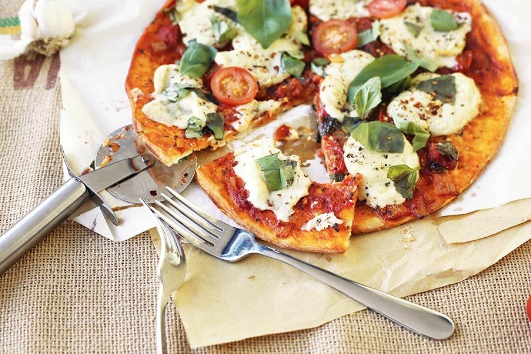 <em>Recept och foto: <a href="http://www.crazyvegankitchen.com/vegan-pizza-margherita/" target="_blank" rel="noopener">Crazy Vegan Kitchen</a> / Veganmozzarella: <a href="http://vedgedout.com/2013/03/11/individual-vegan-margherita-pizzas-with-homemade-fresh-moxarella-cheese/comment-page-1/" target="_blank" rel="noopener">Vedged Out</a></em> 07. vegan-pizza-margherita-7