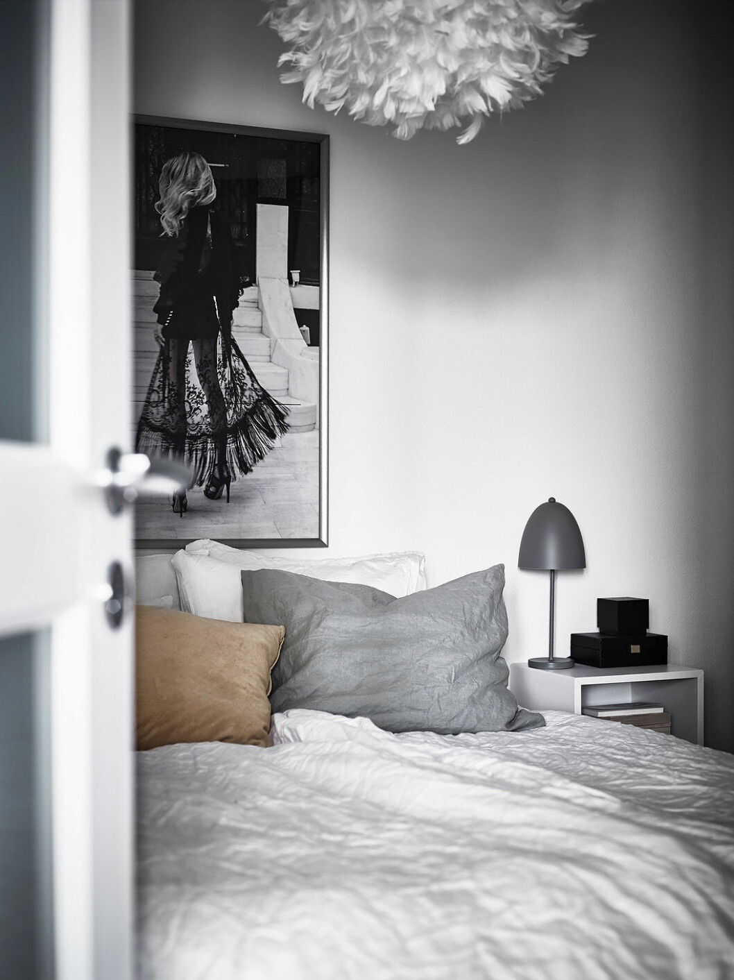 Foto: <a href="https://www.instagram.com/fotografanders/" target="_blank" rel="noopener">Anders Bergstedt</a> Styling: <a href="https://www.instagram.com/annafurbacken/" target="_blank" rel="noopener">Anna Furbacken</a> för <a href="https://www.instagram.com/entrancemakleri/" target="_blank" rel="noopener">Entrance mäkleri</a>/mäklare: Jessica Fridstedt Vitmålat sovrum med fjäderlampa och kuddar i jordnära toner