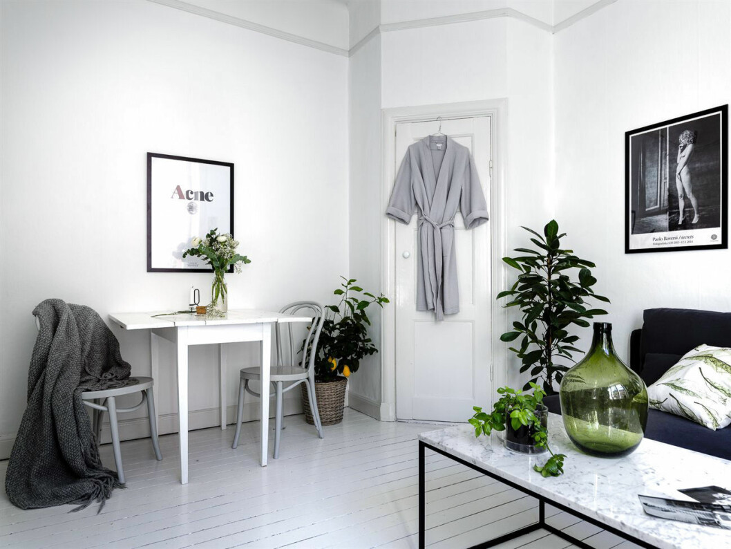 Foto: <a href="https://www.instagram.com/clindholm_/" target="_blank" rel="noopener">Lindholm</a> Styling: <a href="https://www.instagram.com/johanspinnell/" target="_blank" rel="noopener">Johan Spinnell</a> för <a href="https://www.instagram.com/historiskahem/" target="_blank" rel="noopener">Historiska hem</a>/mäklare: Katarina Ljung Vitmålat vardagsrum med tavlor och marmorbord