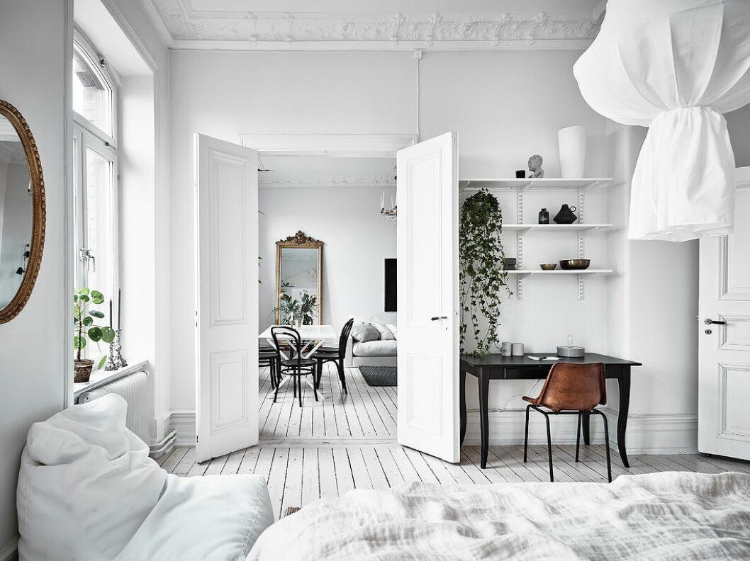 Foto: Anders Bergstedt Styling: Anna Furbacken för <a href="https://www.instagram.com/entrancemakleri/" target="_blank" rel="noopener">Entrance mäkleri</a>/mäklare: Erika Bergholm Vitt golv, vit inredning