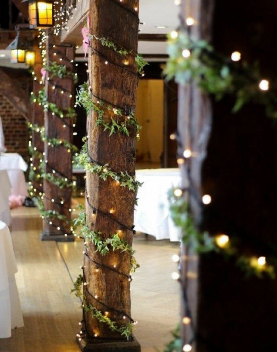 Ljusslingor och gröna dekorationer till bröllopet.