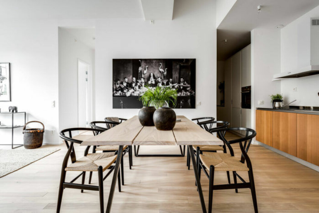 Foto: <a href="https://www.instagram.com/henriknero/" target="_blank" rel="noopener">Henrik Nero</a> Styling: <a href="http://www.dreamhouse.se" target="_blank" rel="noopener">Dreamhouse decorations</a> för <a href="https://www.instagram.com/alexanderwhitesthlm/" target="_blank" rel="noopener">Alexander White</a>/mäklare: <a href="https://www.instagram.com/joehed/" target="_blank" rel="noopener">Joe Hed</a> Hans J. Wegner designade den ikoniska Y-stolen.