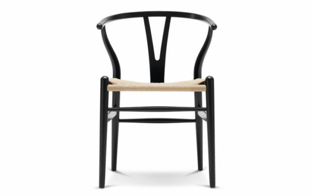 CH24 Y-stolen från Carl Hansen & Søn, formgiven av Hans J. Wegner. Cirkapris: 7 321 kronor. Den ikoniska Y-stolen är trendig på Hemnet.