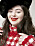 Ellie Goldstein i svart hatt och röda läppar