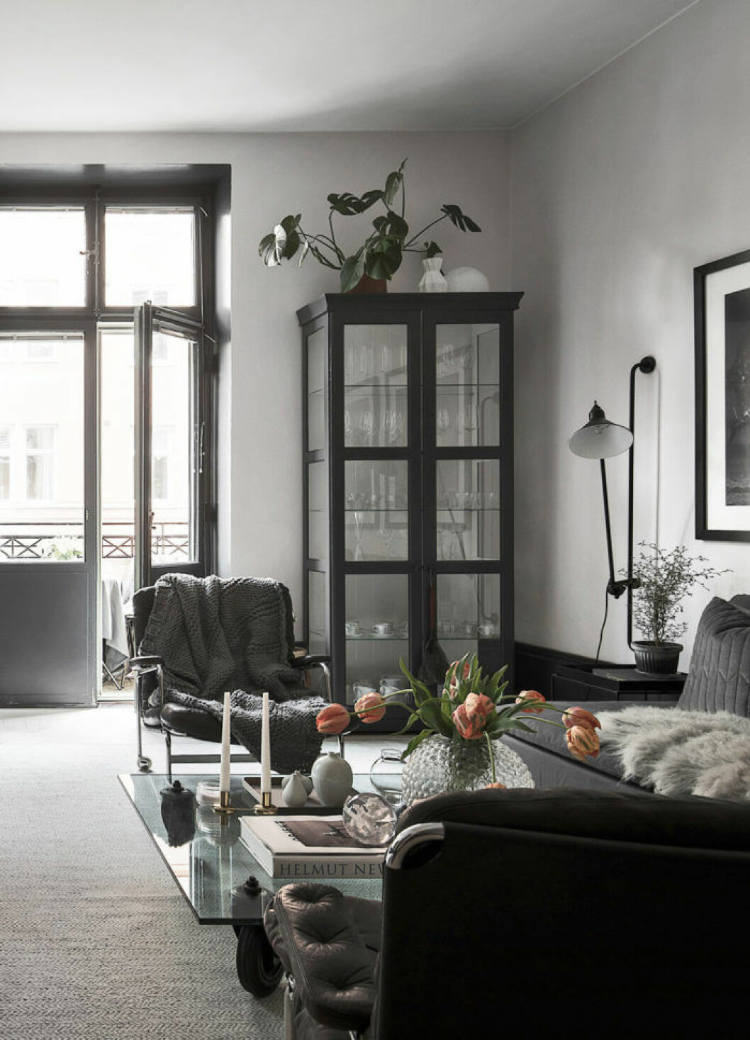 Foto: Adam Helbaoui/Kronfoto Styling: Fredrica Myrberg för Innerstadsspecialisten/mäklare: Bahar Nabavi Scandinavian decoration and ideas. Livingroom with designer chair and black decoration.