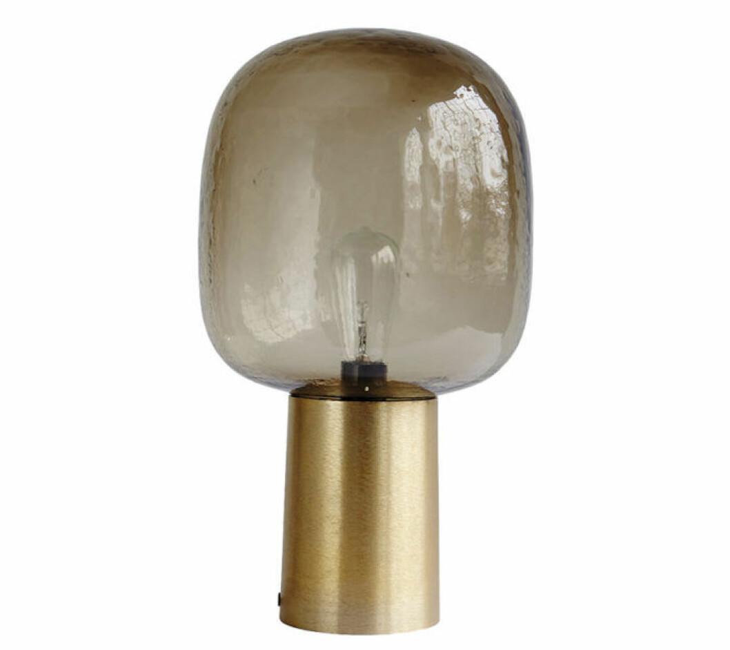 Lampa med guldfot och glaskupa från House Doctor.