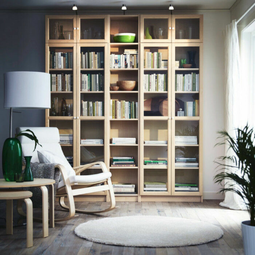 Via: <a href="http://www.ikea.com/se/sv/catalog/categories/departments/living_room/tools/coli/roomset/20151_cold05a/" target="_blank" rel="noopener">Ikea</a> Billy med glasdörr