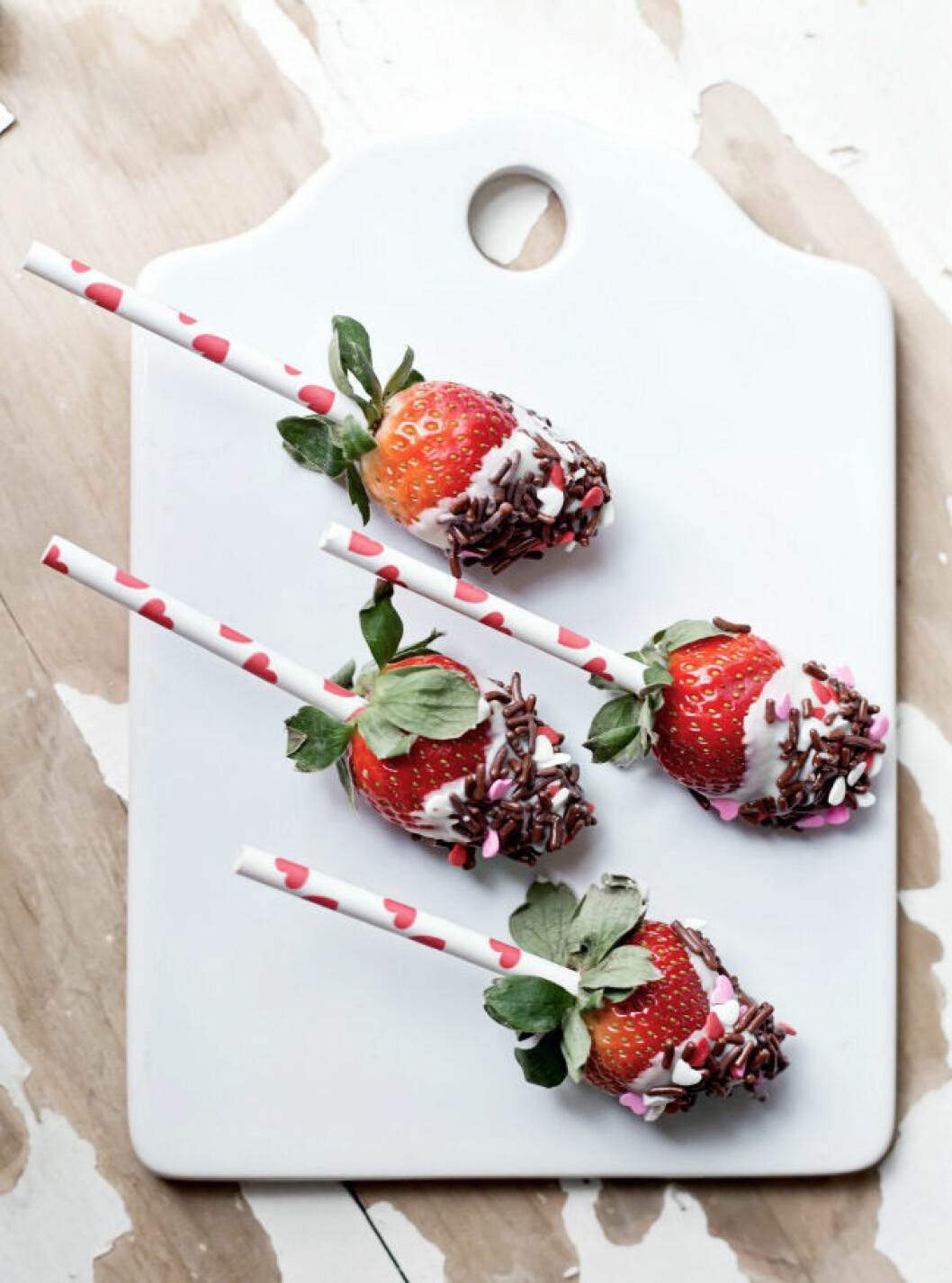 <em>Recept: <a href="http://www.anightowlblog.com/2015/01/chocolate-covered-strawberry-pops.html/" target="_blank" rel="noopener">A Night Owl</a></em> 08. chocolate-covered-strawberry-pops