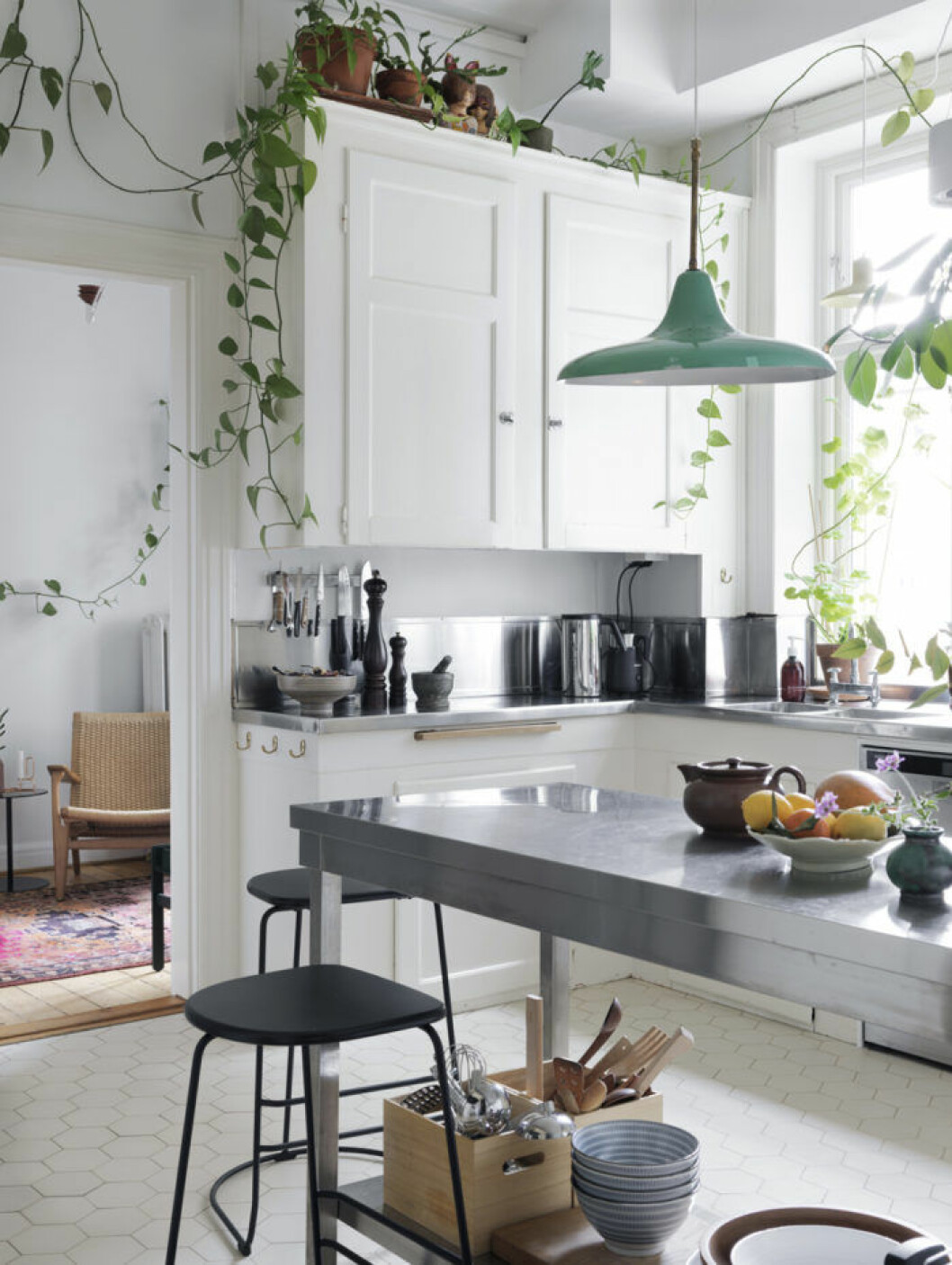 Foto: <a href="http://www.linkdeco.com/photographers/petra-bindel/interiors-3" target="_blank" rel="noopener">Petra Bindel</a> Styling: <a href="http://emmaperssonlagerberg.blogspot.com/" target="_blank" rel="noopener">Emma Persson Lagerberg</a> Syns i: ”<a href="https://www.elle.se/decoration/sekelskiftesvaning-med-oas-av-vaxter-och-stilsaker-inredning/" target="_blank" rel="noopener">Stilsäker sekelskiftesvåning med en oas av växter</a>” Kök i skandinavisk stil med gröna klängväxter.