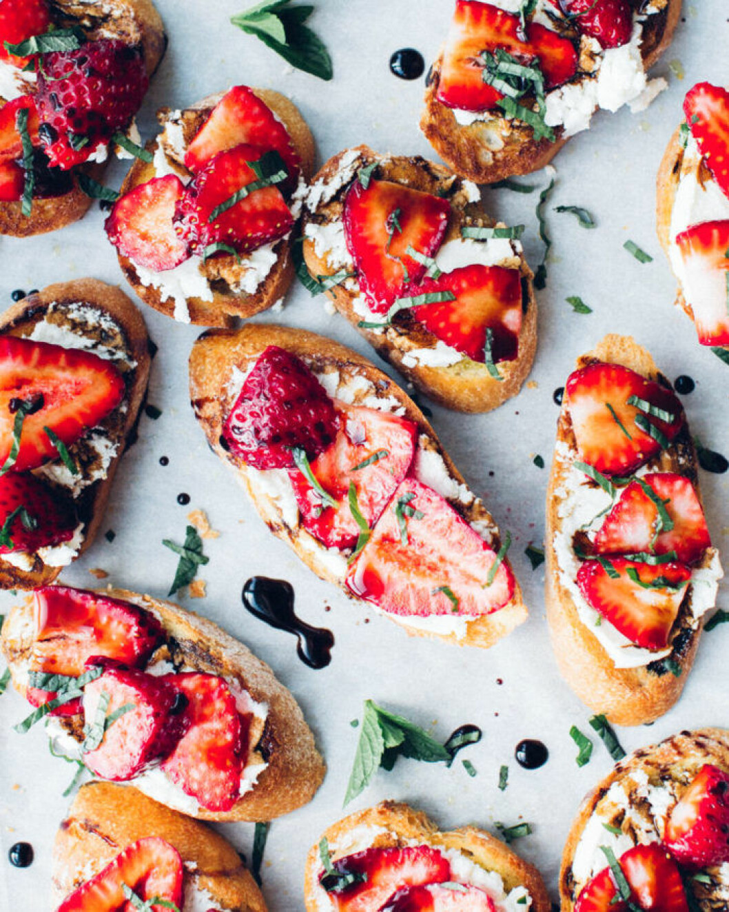 Foto: <a href="https://foodess.com/recipes/strawberry-goat-cheese-crostini/" target="_blank" rel="noopener">Foodess</a>