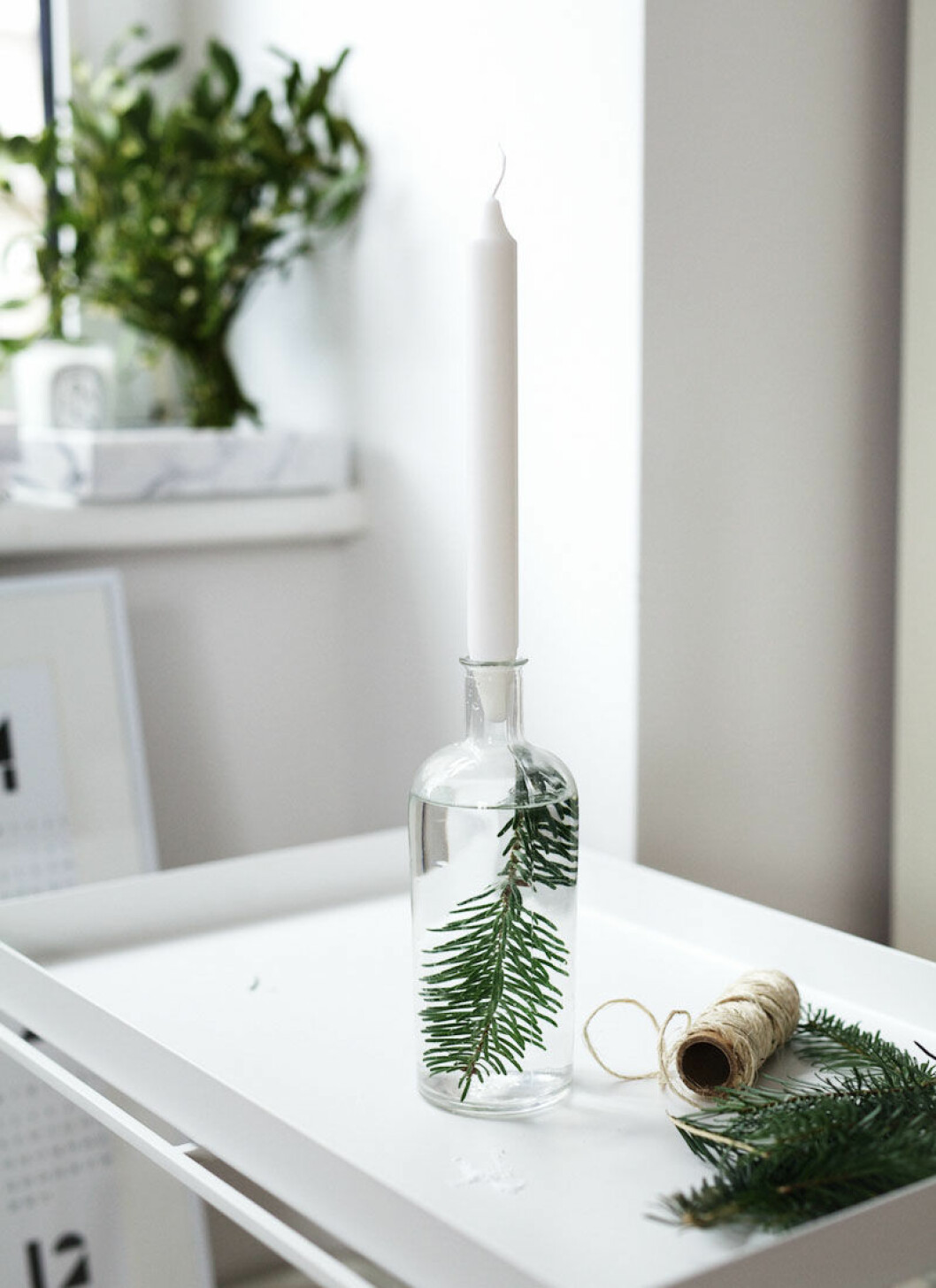 Foto: <a href="http://viennawedekind.com/2015/12/10/festive-candle-holder-diy/" target="_blank" rel="noopener">Vienna wedekind</a> Glasflaska med barr inuti som ljusstake