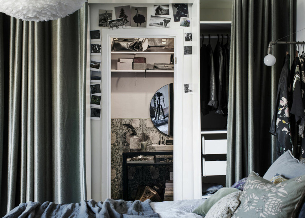 Foto: Alice Johansson Styling: Pernilla Algede/House of Beatniks för <a href="http://www.alvhem.com/" target="_blank" rel="noopener">Alvhem</a>/mäklare: Sandra Guerrero Textiler som täcker in förvaring i sovrummet och samtidigt bidrar med en ombonad känsla