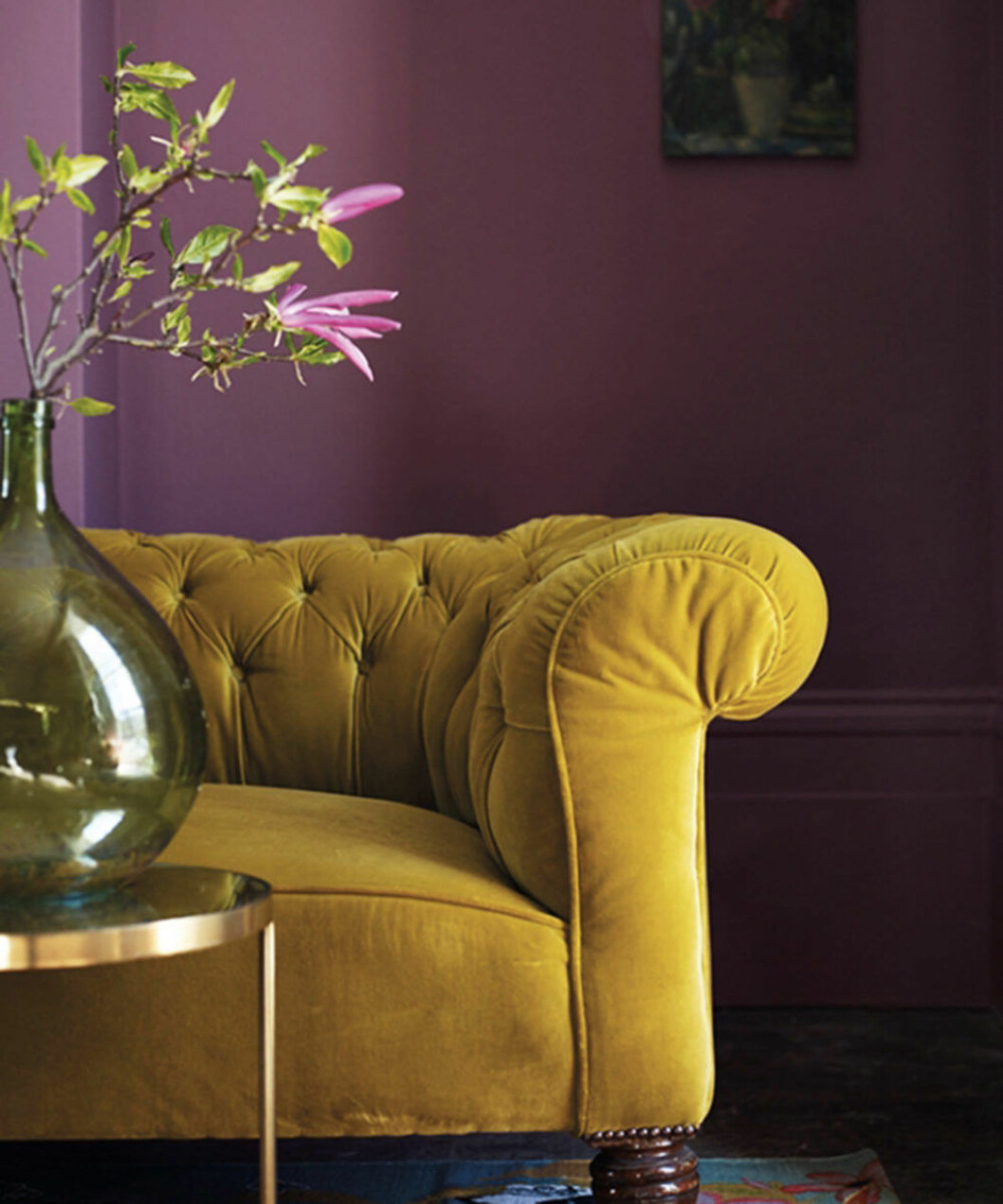 Foto via: <a href="https://www.anthropologie.com/shop/velvet-lyre-chesterfield-sofa-wilcox?color=070&quantity=1&size=ALL&type=REGULAR" target="_blank" rel="noopener">Anthropologie</a> 08. gula-detaljer