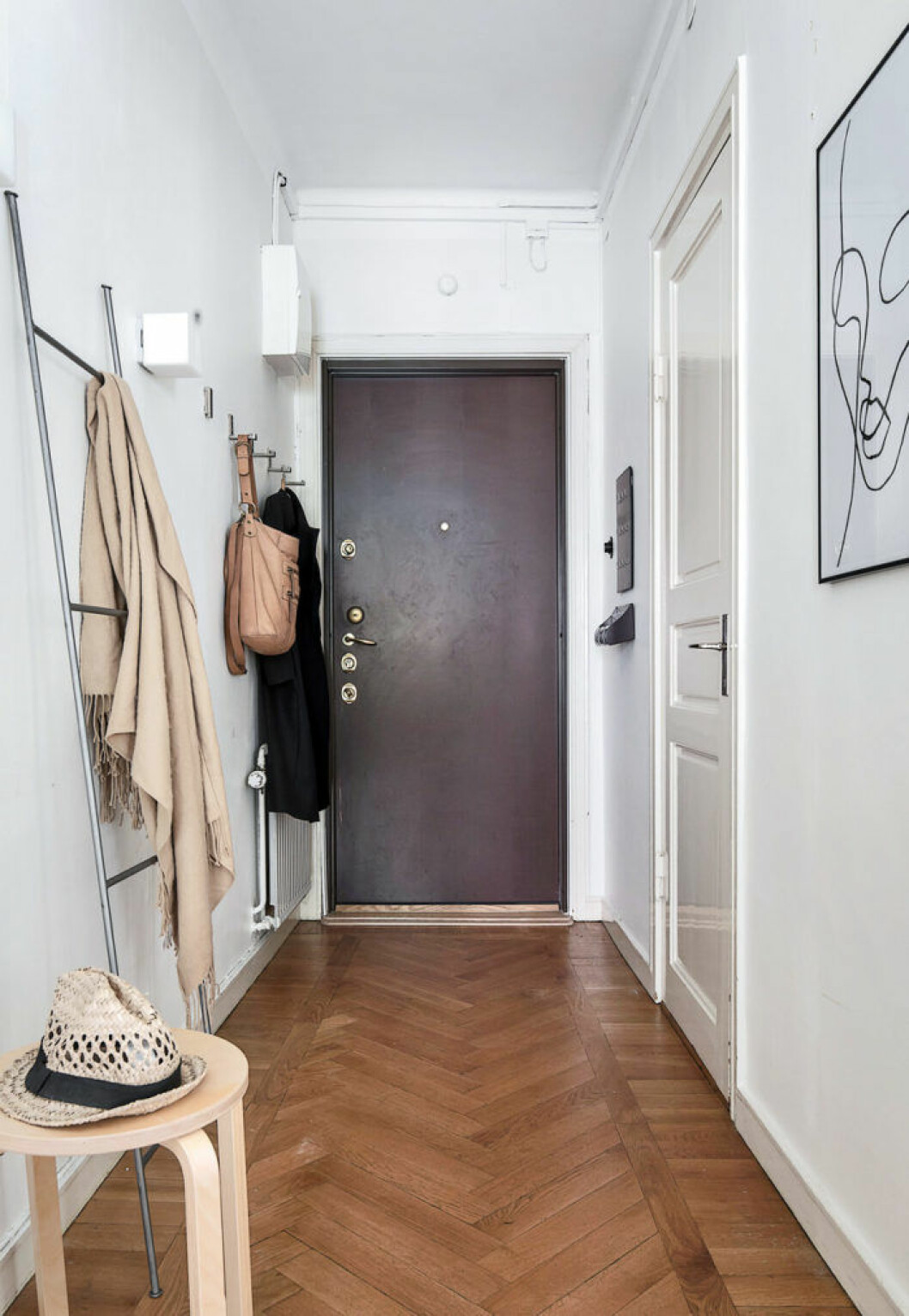 Foto: Adam Helbaoui/Kronfoto Styling: Design therapy för <a href="https://www.instagram.com/innerstadsspecialisten/" target="_blank" rel="noopener">Innerstadsspecialisten</a>/mäklare: Bahar Nabavi Dekorationsstege från Granit som klädförvaring i hallen
