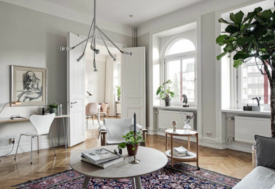 Foto: <a href="https://www.instagram.com/fredrikjkarlsson/" target="_blank" rel="noopener">Fredrik J Karlsson</a> Styling: Elli Roshandel/<a href="https://www.instagram.com/nouvel.interior/" target="_blank" rel="noopener">Nouvel Interiör</a> för <a href="https://www.instagram.com/alvhem/" target="_blank" rel="noopener">Alvhem</a>/mäklare: Tony Henschel Ljust rum med mycket rymd prydd av växter och spektakulär belysning