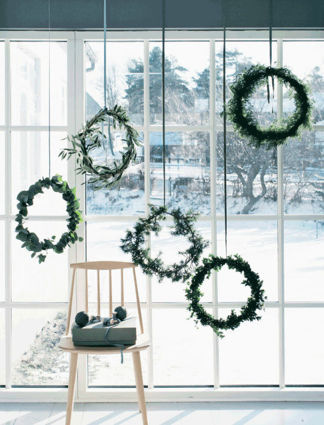 Foto via: <a href="http://trendnet.is/tag/christmas-decorations/" target="_blank" rel="noopener">Trendnet</a> En mix av olika gröna julkransar, hängandes i fönstret