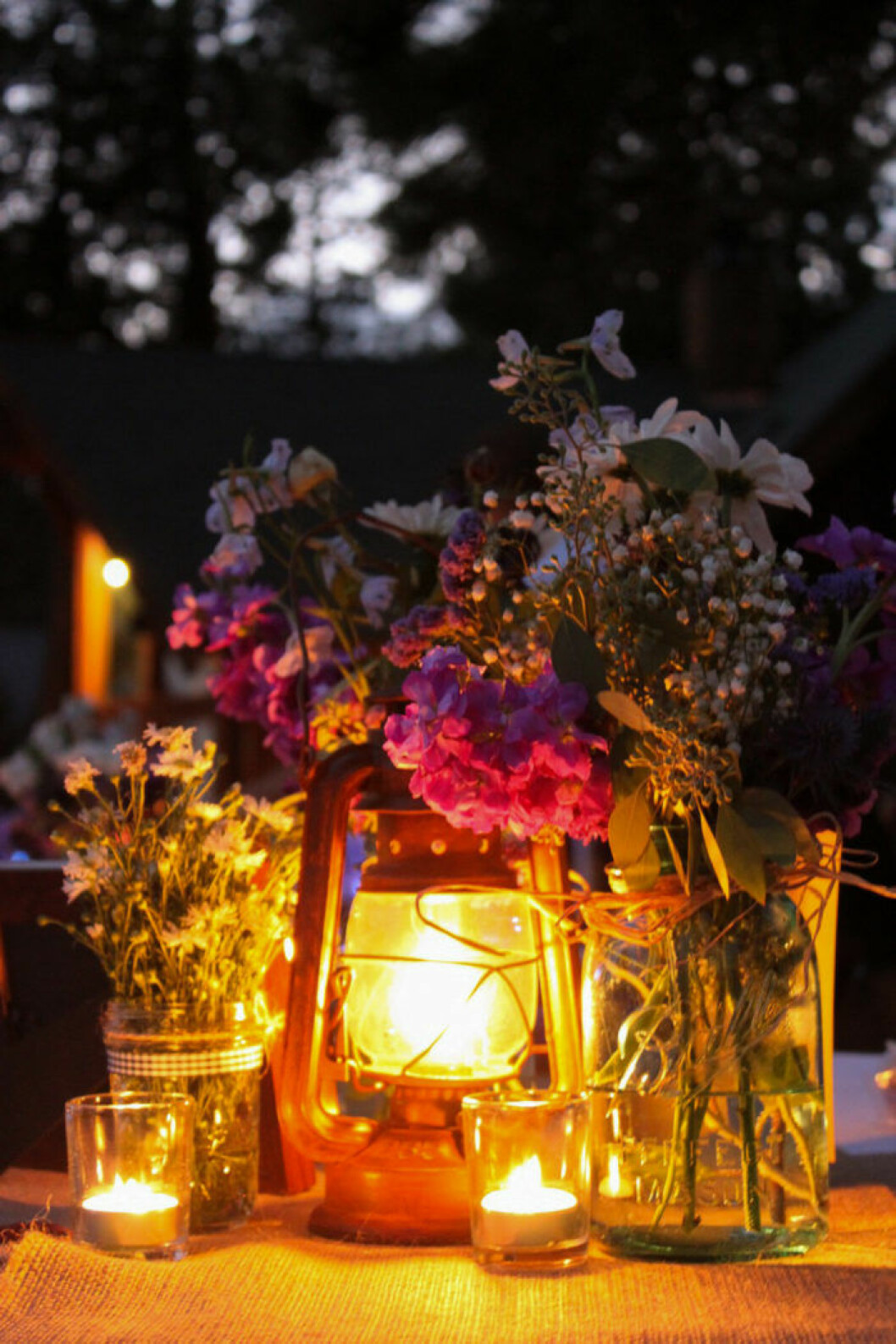 Foto: <a href="http://www.7x7.com/a-glamping-themed-wedding-at-a-lake-tahoe-estate-1783838215.html?slide=yHUHoc" target="_blank" rel="noopener">7 x 7</a>