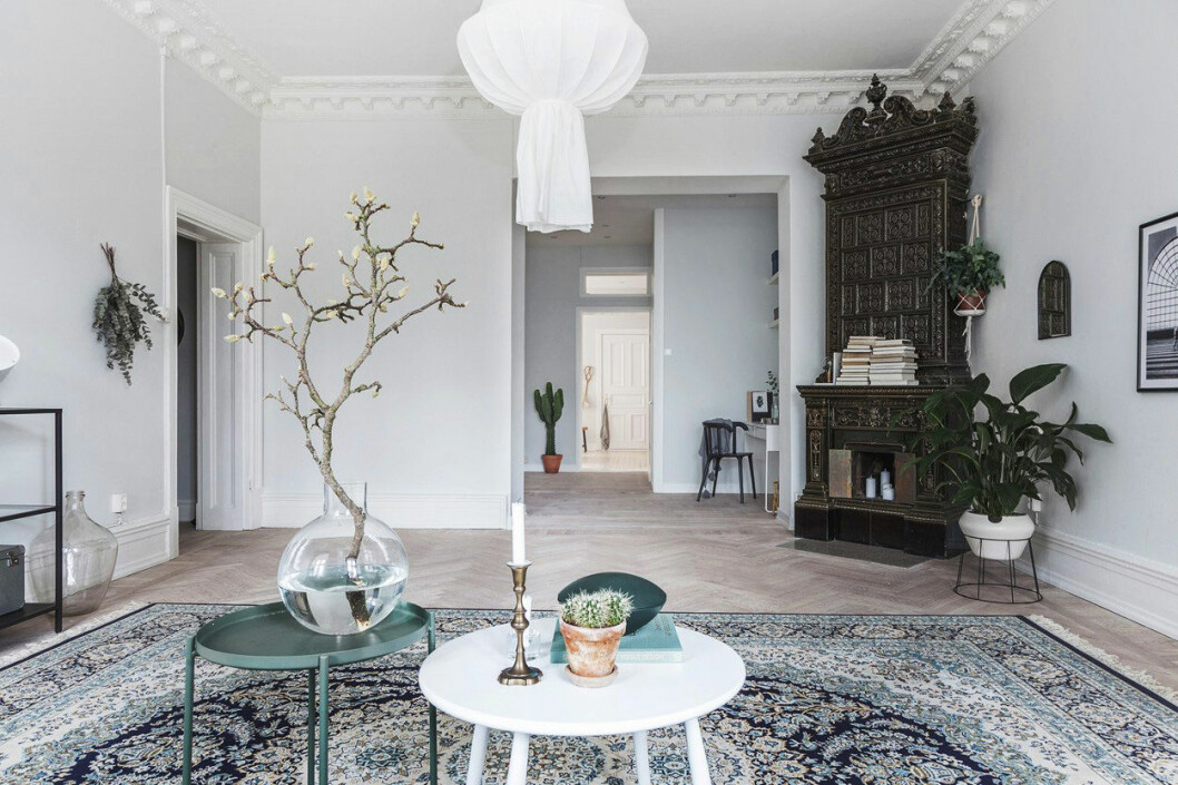 Foto: Åsa Lännerström Styling: Cream and navy för <a href="https://www.instagram.com/erikolssongbg/" target="_blank" rel="noopener">Erik Olsson</a>/mäklare: Torbjörn Berglund Magnolia i en vas på ett soffbord med vy mot en kakelugn
