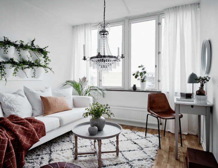 Foto: <a href="https://www.instagram.com/fotografanders/" target="_blank" rel="noopener">Anders Bergstedt</a> Styling: <a href="https://www.instagram.com/annafurbacken/" target="_blank" rel="noopener">Anna Furbacken</a> för <a href="https://www.instagram.com/entrancemakleri/" target="_blank" rel="noopener">Entrance mäkleri</a>/mäklare: Jessica Fridstedt. Kristallkrona i vardagsrum.